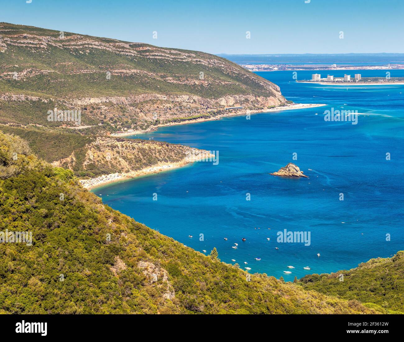 Vue sur le versant sud de la Serra da Arrábida au Portugal, avec la baie de Portinho da Arrábida, les plages de Galápos et Figueirinha. Banque D'Images