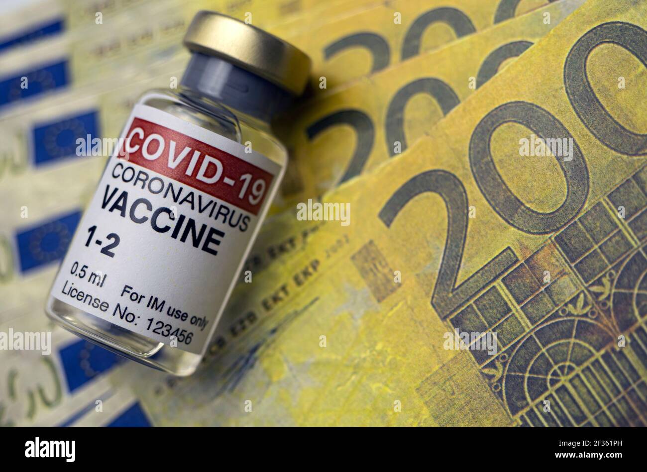 Vaccin Covid-19 à côté de plusieurs deux cents billets en euros, image conceptuelle Banque D'Images