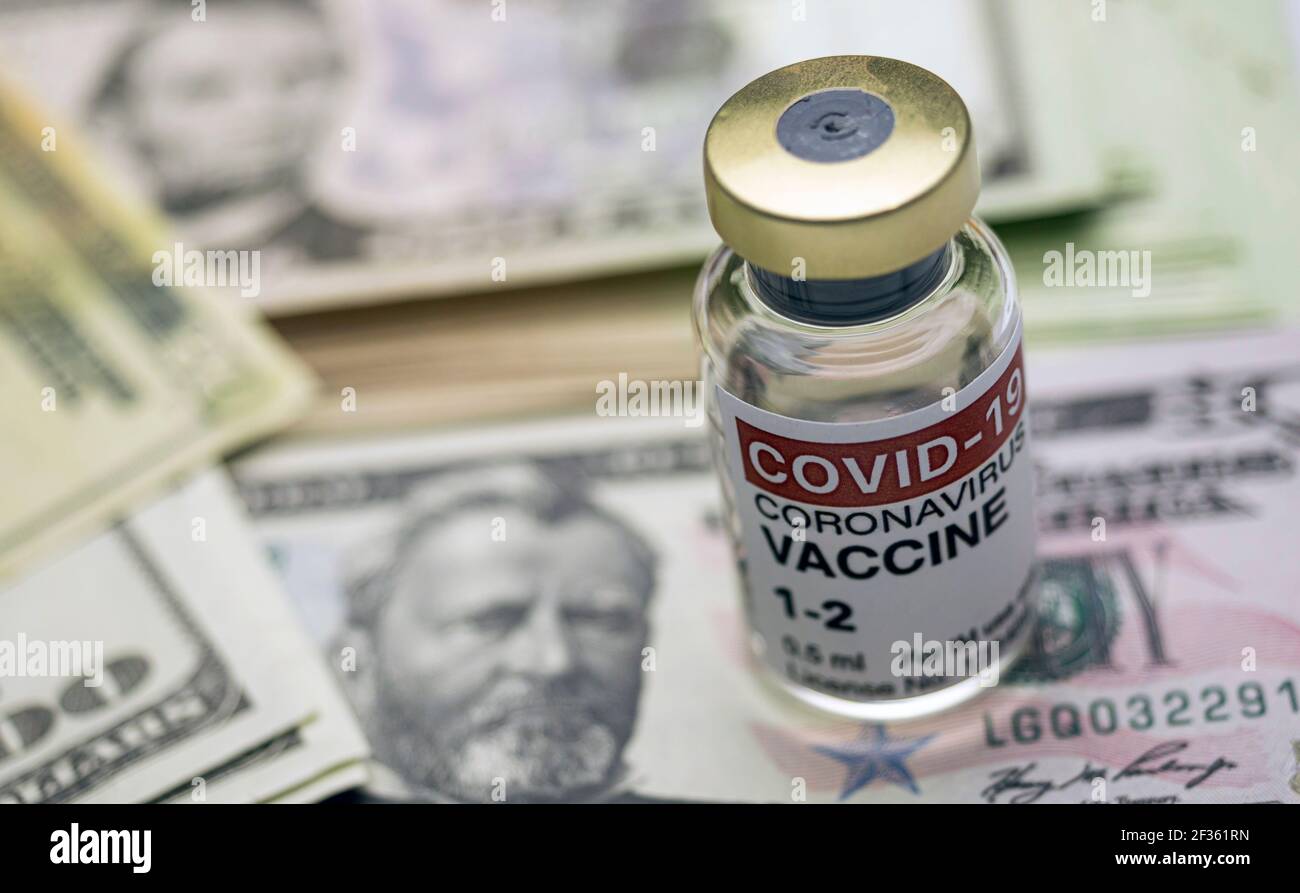 Vaccin Covid-19 à côté de plusieurs billets de dollars, image conceptuelle Banque D'Images