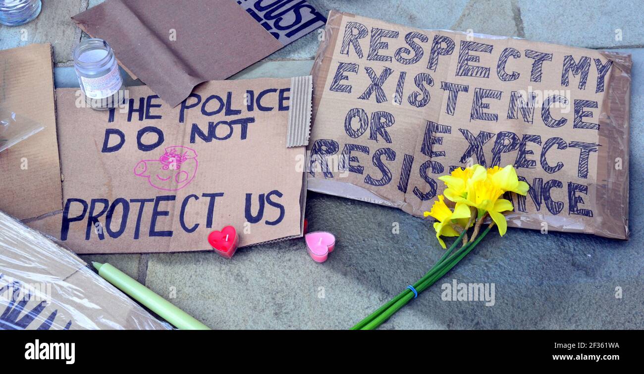 Des placardes qui font pression pour la sécurité des femmes et des fleurs à la statue d'Emmeline Pankhurst sur la place Saint-Pierre, Manchester, Angleterre, Royaume-Uni, sont partis après la vigile à la mémoire de Sarah Everard le 13 mars 2021. Un policier de la région métropolitaine de Londres a été inculpé d'enlèvement et de meurtre de Sarah Everard le 12 mars. Il a comparu devant le tribunal des magistrats de Westminster le 13 mars et a été remis en garde à vue pour comparaître devant le tribunal Old Bailey le 16 mars. Emmeline Pankhurst était le chef du mouvement des suffragettes au Royaume-Uni. La statue de bronze a été sculptée par Hazel Reeves. Banque D'Images