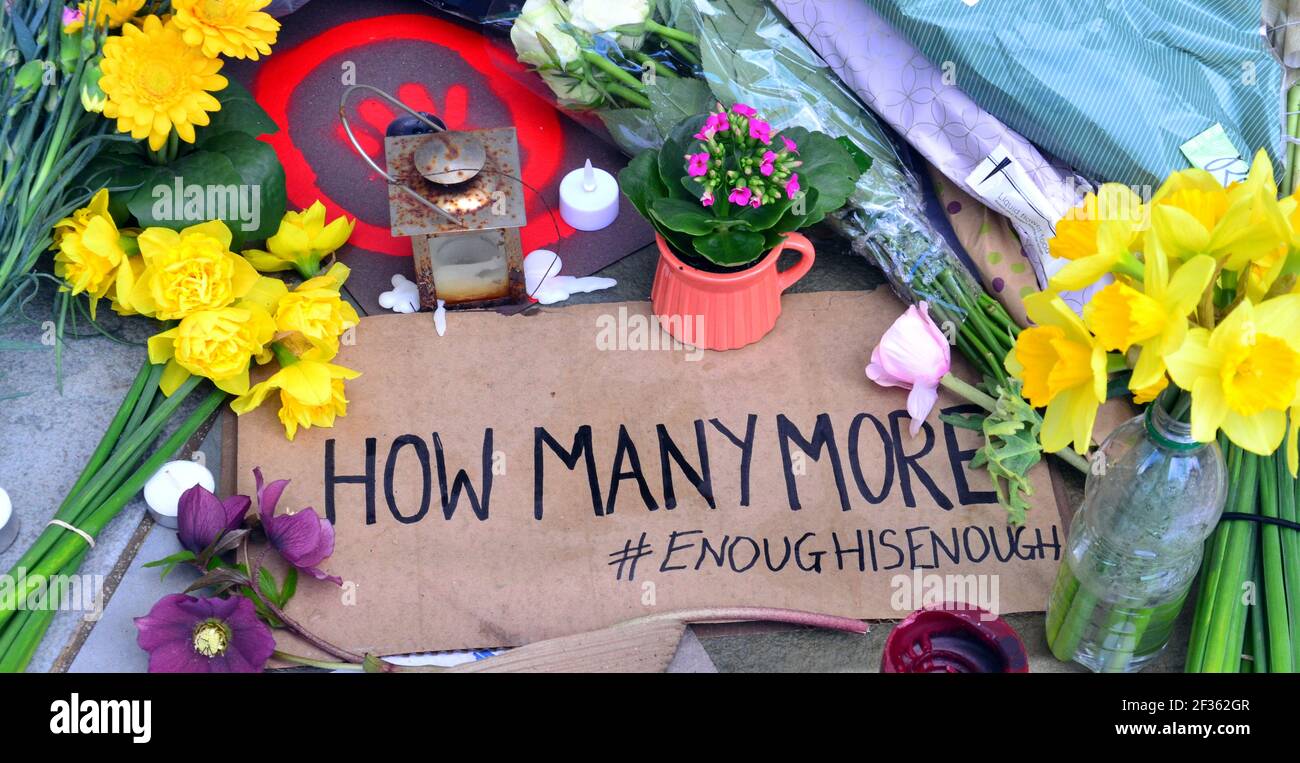 Des placardes qui font pression pour la sécurité des femmes et des fleurs à la statue d'Emmeline Pankhurst sur la place Saint-Pierre, Manchester, Angleterre, Royaume-Uni, sont partis après la vigile à la mémoire de Sarah Everard le 13 mars 2021. Un policier de la région métropolitaine de Londres a été inculpé d'enlèvement et de meurtre de Sarah Everard le 12 mars. Il a comparu devant le tribunal des magistrats de Westminster le 13 mars et a été remis en garde à vue pour comparaître devant le tribunal Old Bailey le 16 mars. Emmeline Pankhurst était le chef du mouvement des suffragettes au Royaume-Uni. La statue de bronze a été sculptée par Hazel Reeves. Banque D'Images