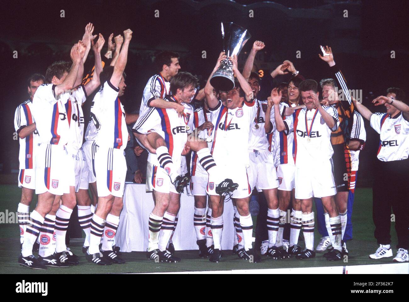 Lothar Matthaeus fêtera son 60e anniversaire le 21 mars 2021. Archive photo: FC Bayern Munich en tant que vainqueur de la coupe UEFA, célébration de la victoire à Bordeaux, photo d'équipe, Lothar MATTHEAEUS tient la coupe dans les airs, jubilation, 15 mai 1996. Â | utilisation dans le monde entier Banque D'Images