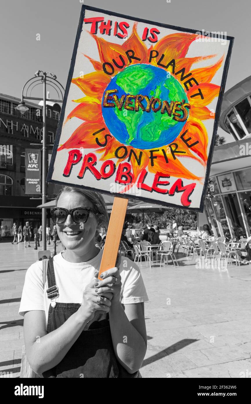 Une femme qui tient notre planète est en feu c'est le problème de tout le monde écriteau lors de la manifestation sur le changement climatique à Bournemouth, Dorset en septembre Banque D'Images