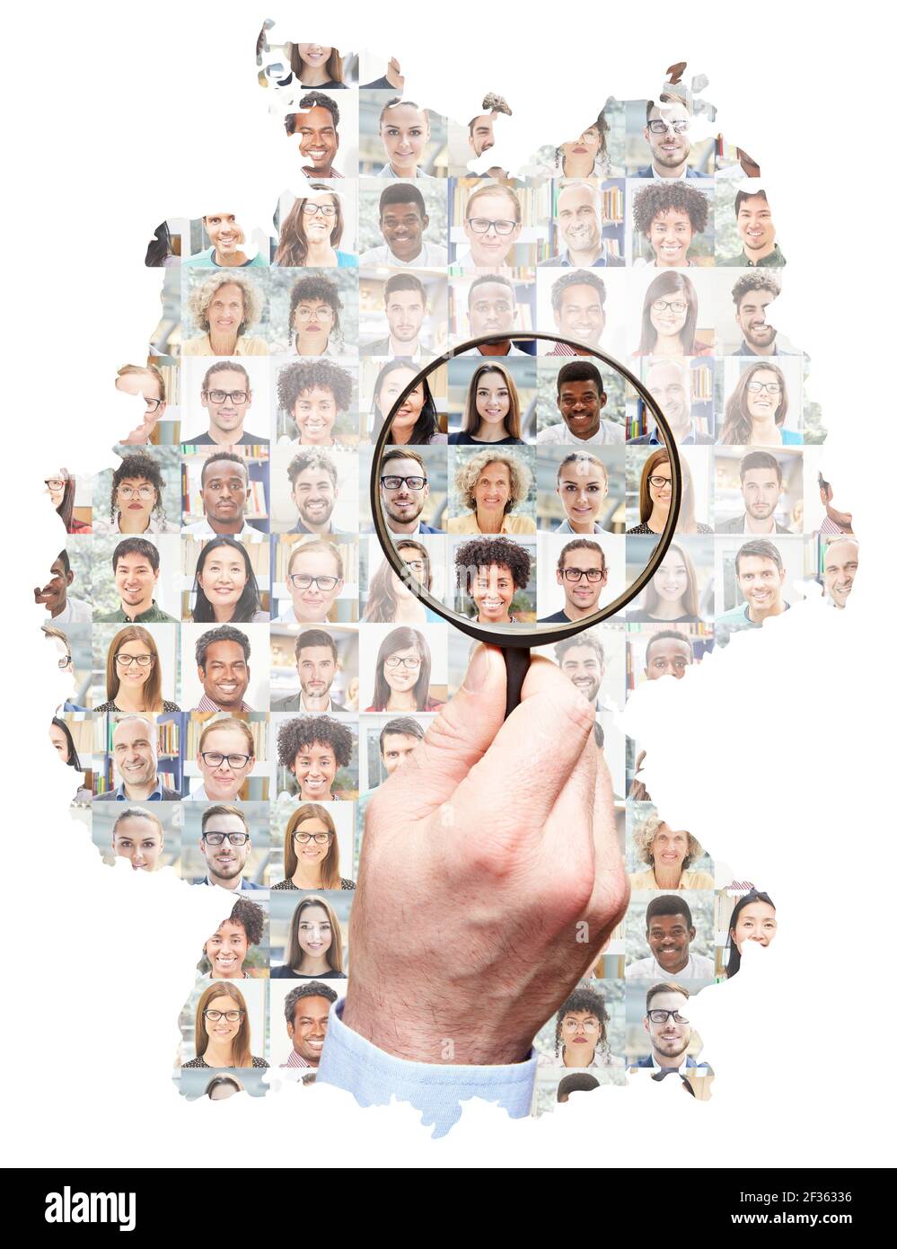 La main avec la loupe recherche le personnel sur le collage de portrait de Hommes d'affaires sur la carte de l'Allemagne Banque D'Images