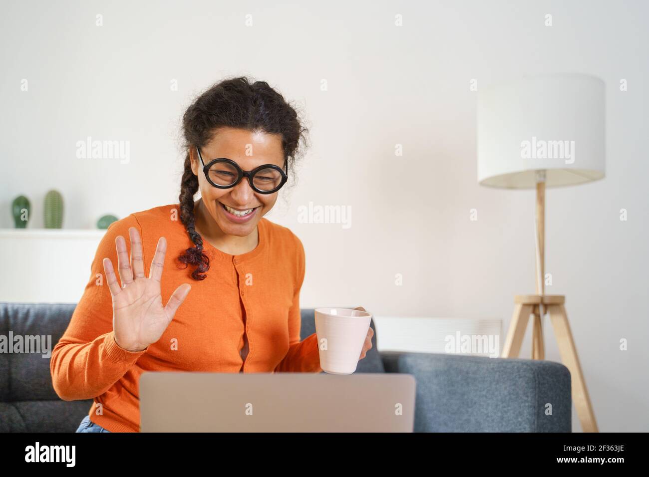 Une femme afro-américaine joyeuse fait un appel vidéo Banque D'Images
