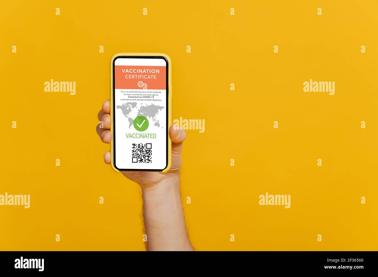 Certificat international vaccination Covid19. Un certificat de vaccination numérique s'affiche sur l'application mobile du smartphone, sur fond orange isolé. Nouvelle réalité pour les voyages internationaux Banque D'Images