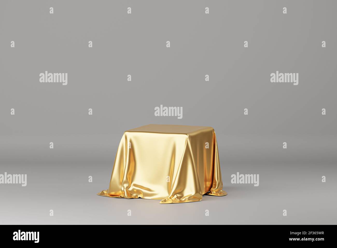 Tissu de luxe doré placé sur le podium ou le piédestal pour les produits ou la publicité. Rendu 3D. Arrière-plan gris. Banque D'Images