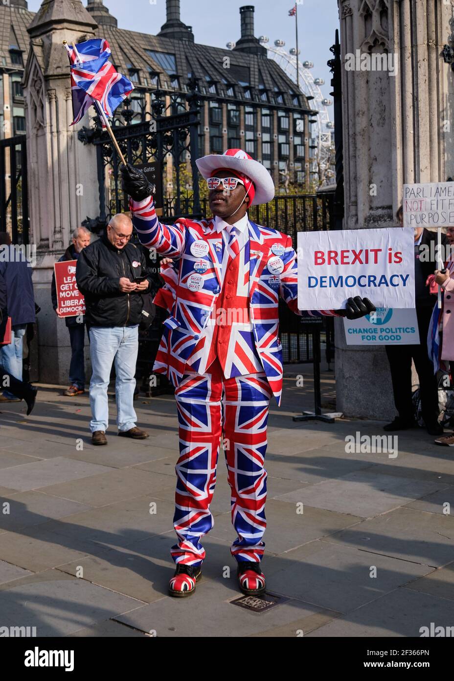 Laissez le manifestant devant la Chambre des communes vêtu Dans Union Jack plainte pour manque de démocratie Banque D'Images