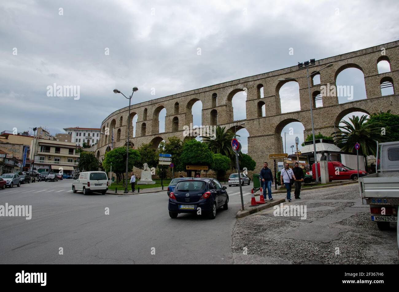 Paysage urbain avec aqueduc romain médiéval Kamares dans la ville de Kavala, Macédoine, Grèce. Banque D'Images