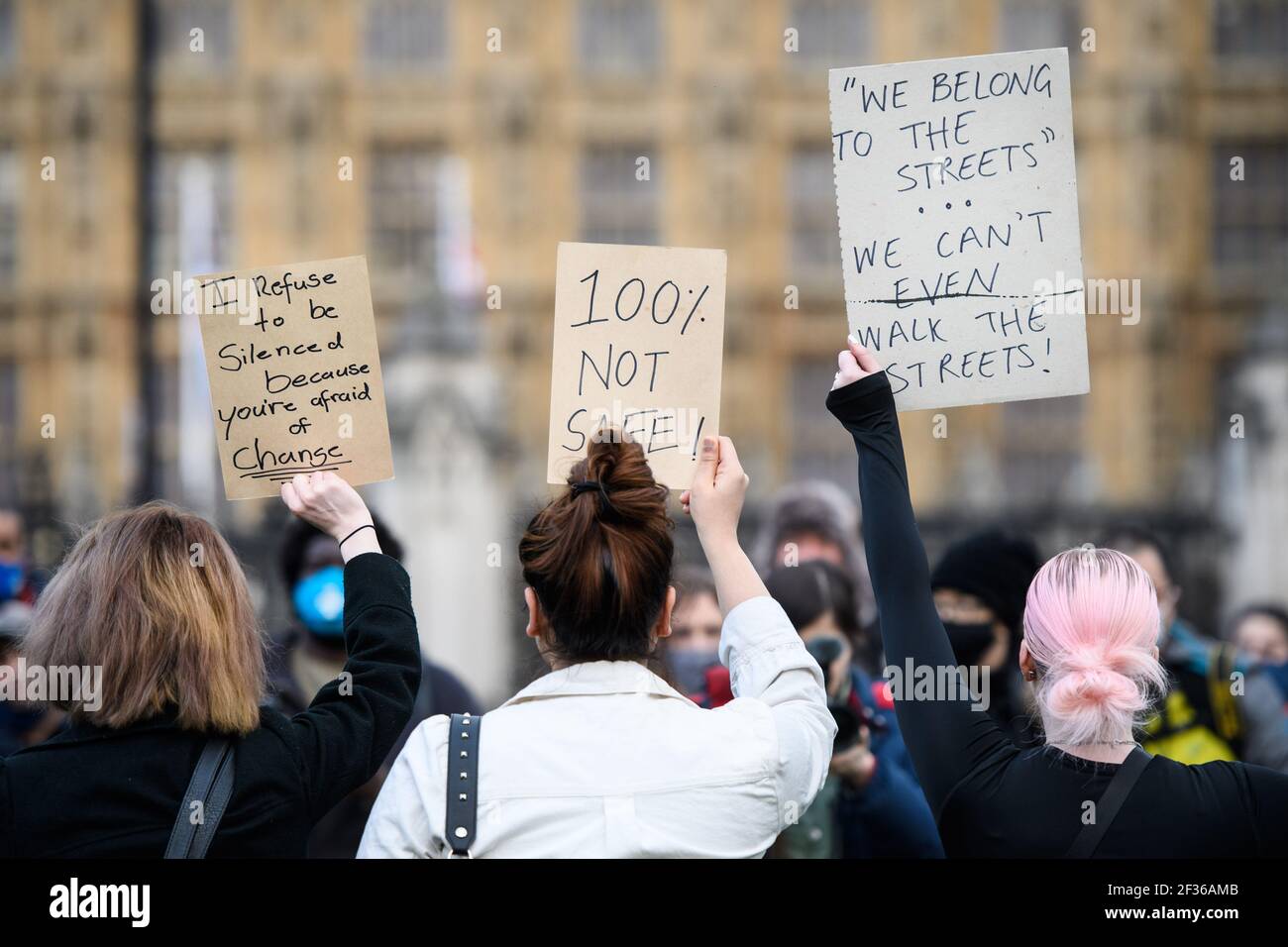 Londres, Royaume-Uni. 15 mars 2021. Des manifestants lors d'une réclamation dans les rues protestent, Parliament Square, dans le centre de Londres, en mémoire de Sarah Everard qui a disparu en rentrent à pied de l'appartement d'un ami le 3 mars. Date de la photo: Lundi 15 mars 2021. Crédit photo devrait lire crédit: Matt Crossick/Alamy Live News Banque D'Images