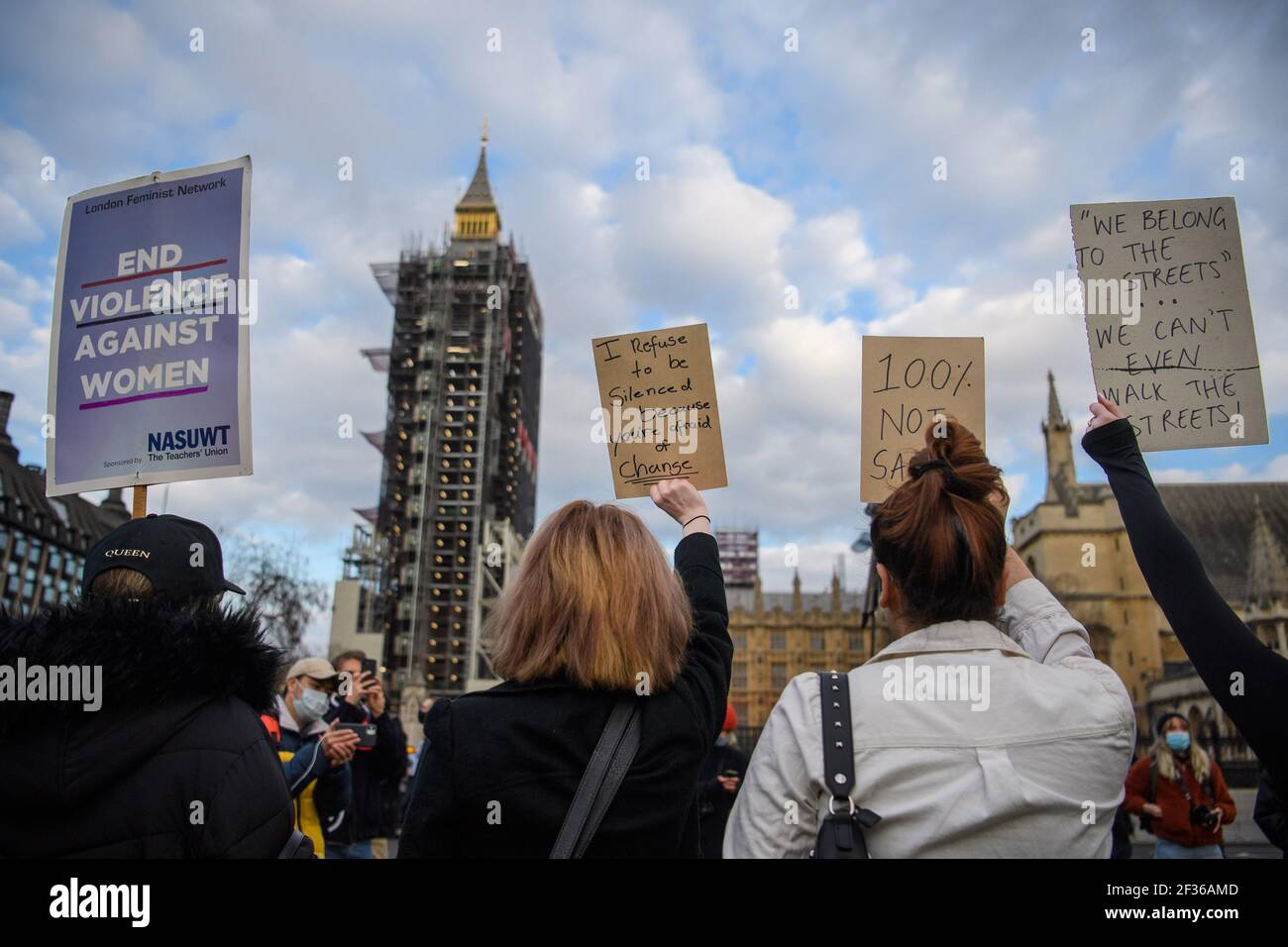 Londres, Royaume-Uni. 15 mars 2021. Des manifestants lors d'une réclamation dans les rues protestent, Parliament Square, dans le centre de Londres, en mémoire de Sarah Everard qui a disparu en rentrent à pied de l'appartement d'un ami le 3 mars. Date de la photo: Lundi 15 mars 2021. Crédit photo devrait lire crédit: Matt Crossick/Alamy Live News Banque D'Images