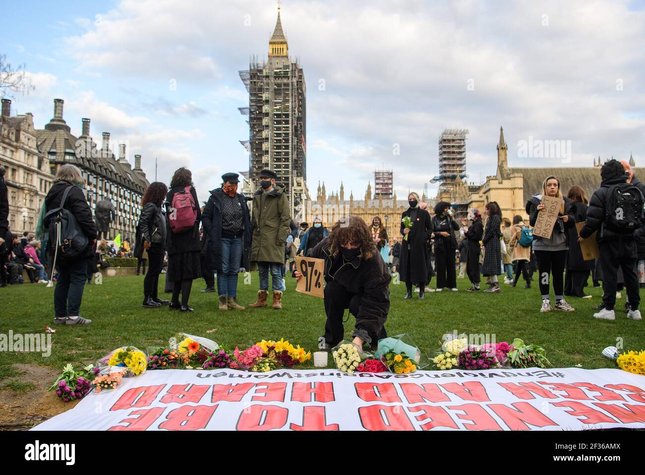 Londres, Royaume-Uni. 15 mars 2021. Des manifestants lors d'une réclamation dans les rues protestent, Parliament Square, dans le centre de Londres, en mémoire de Sarah Everard qui a disparu en rentrent à pied de l'appartement d'un ami le 3 mars. Date de la photo: Lundi 15 mars 2021. Crédit photo devrait lire crédit: Matt Crossick/Alamy Live News Banque D'Images