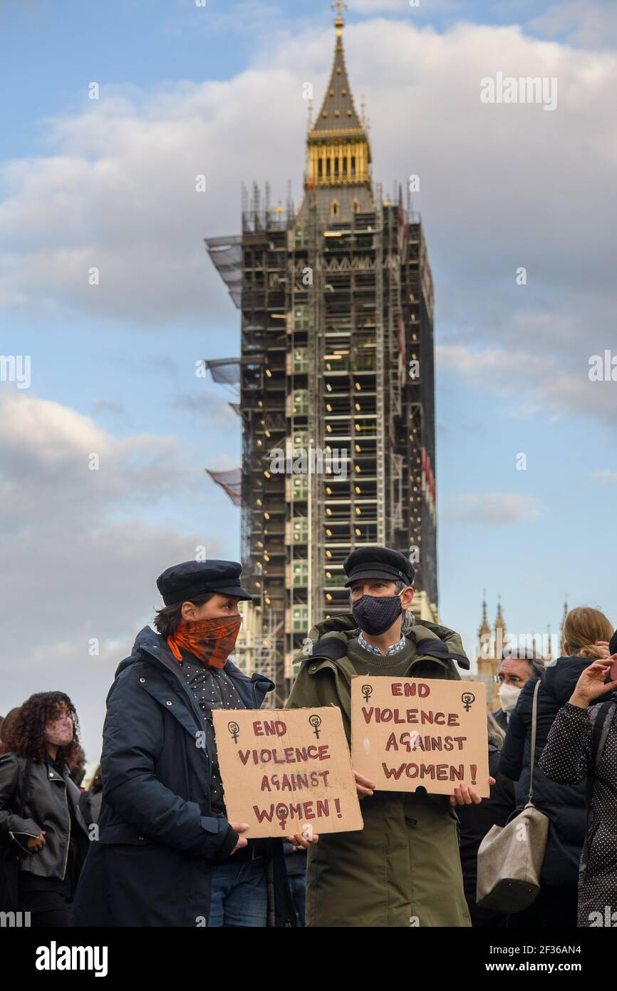 Londres, Royaume-Uni. 15 mars 2021. Des manifestants lors d'une réclamation dans les rues protestent, Parliament Square, dans le centre de Londres, en mémoire de Sarah Everard qui a disparu en rentrent à pied de l'appartement d'un ami le 3 mars. Date de la photo: Lundi 15 mars 2021. Crédit photo devrait lire crédit: Matt Crossick/Alamy Live News Banque D'Images