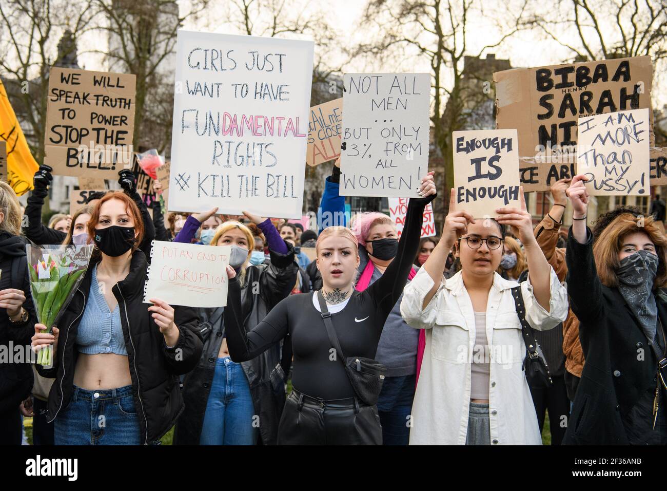 Londres, Royaume-Uni. 15 mars 2021. Des manifestants lors d'une réclamation dans les rues protestent, Parliament Square, dans le centre de Londres, en mémoire de Sarah Everard qui a disparu en rentrent à pied de l'appartement d'un ami le 3 mars. Date de la photo: Lundi 15 mars 2021. Crédit photo devrait lire crédit: Matt Crossick/Alamy Live News Banque D'Images
