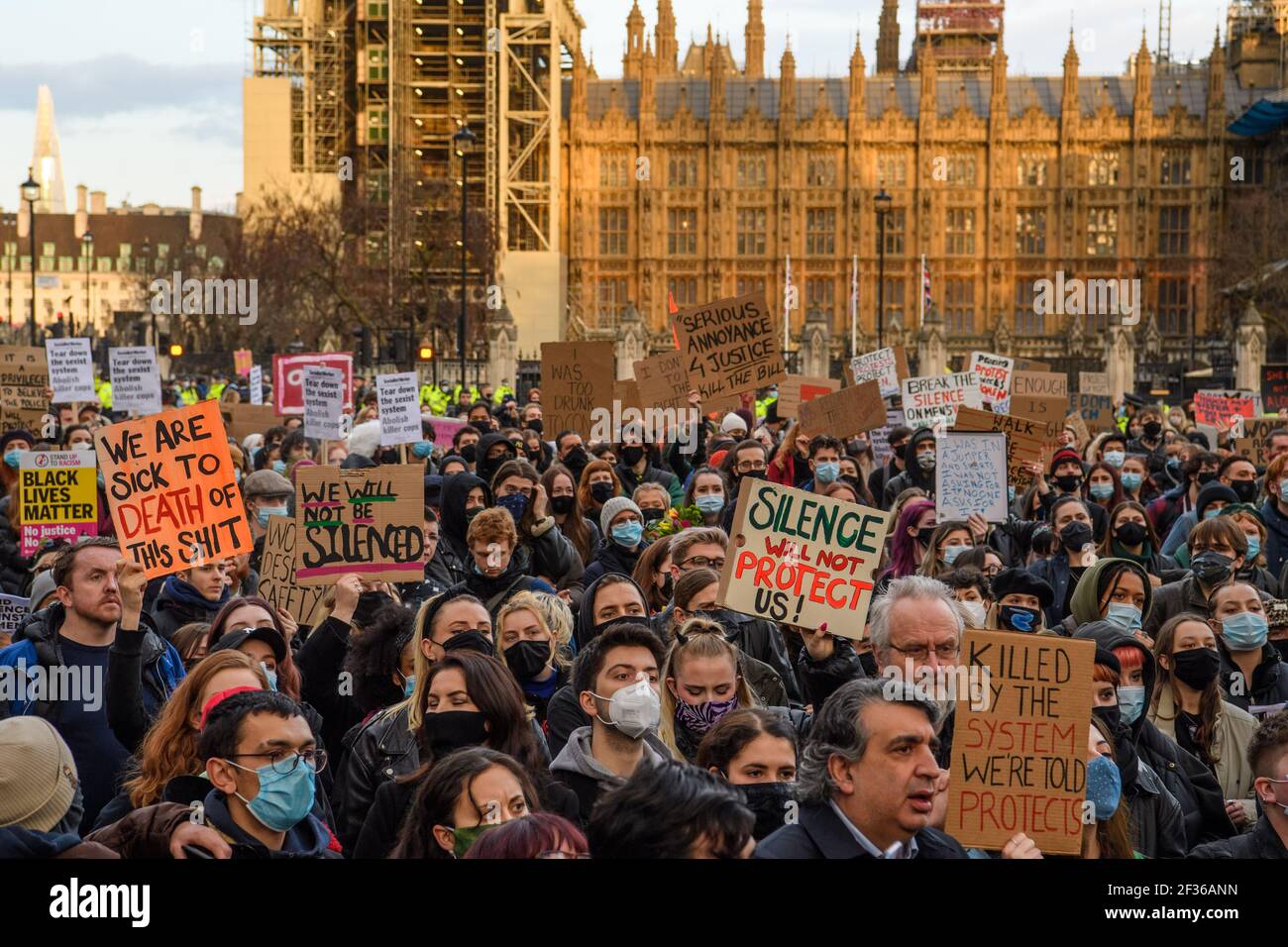 Londres, Royaume-Uni. 15 mars 2021. Des manifestants lors d'une réclamation dans les rues protestent, Parliament Square, dans le centre de Londres, en mémoire de Sarah Everard qui a disparu en rentrent à pied de l'appartement d'un ami le 3 mars. Date de la photo: Lundi 15 mars 2021. Crédit photo devrait lire crédit: Matt Crossick/Alamy Live News Banque D'Images