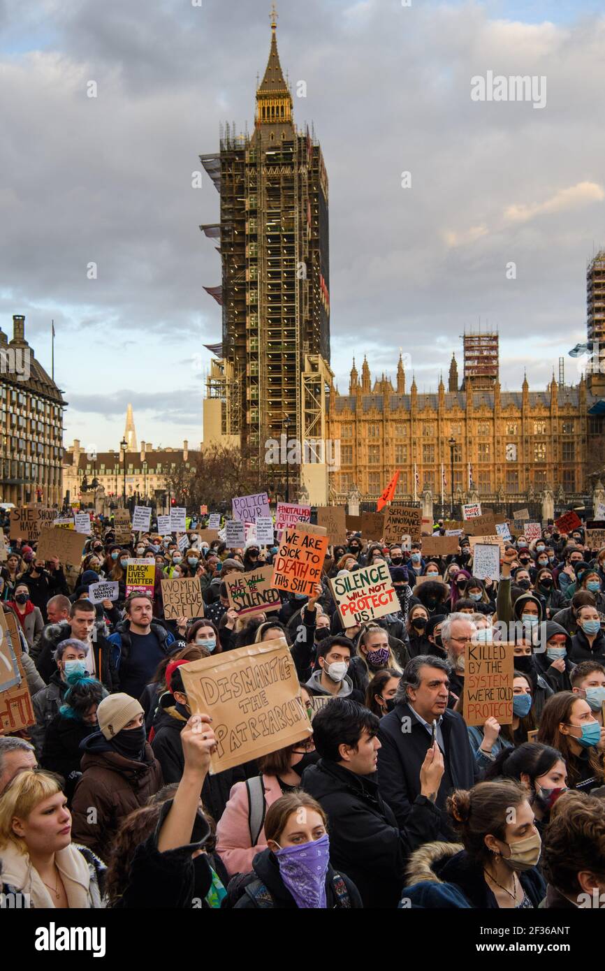 Londres, Royaume-Uni. 15 mars 2021. Des manifestants lors d'une réclamation dans les rues protestent, Parliament Square, dans le centre de Londres, en mémoire de Sarah Everard qui a disparu en rentrent à pied de l'appartement d'un ami le 3 mars. Date de la photo: Lundi 15 mars 2021. Crédit photo devrait lire crédit: Matt Crossick/Alamy Live News Banque D'Images