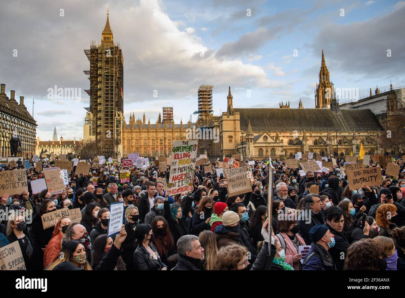 Londres, Royaume-Uni. 15 mars 2021. Des manifestants lors d'une réclamation dans les rues protestent, Parliament Square, dans le centre de Londres, en mémoire de Sarah Everard qui a disparu en rentrent à pied de l'appartement d'un ami le 3 mars. Date de la photo: Lundi 15 mars 2021. Crédit photo devrait lire crédit: Matt Crossick/Alamy Live News Banque D'Images