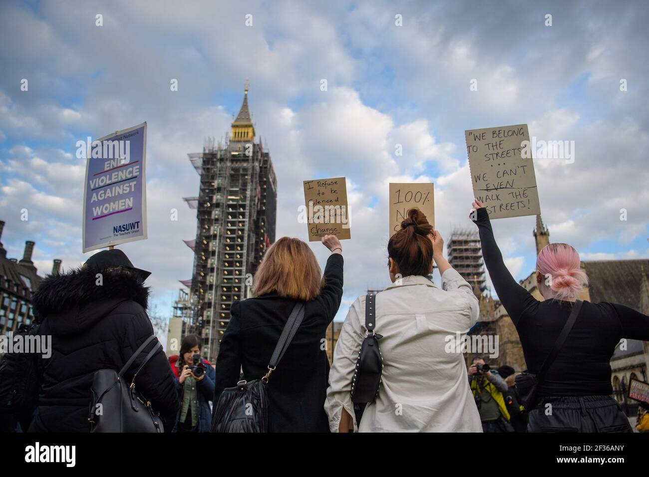 Londres, Royaume-Uni. 15 mars 2021. Des manifestants lors d'une réclamation dans les rues protestent, Parliament Square, dans le centre de Londres, en mémoire de Sarah Everard qui a disparu en rentrent à pied de l'appartement d'un ami le 3 mars. Date de la photo: Lundi 15 mars 2021. Crédit photo devrait lire crédit: Matt Crossick/Alamy Live News Banque D'Images