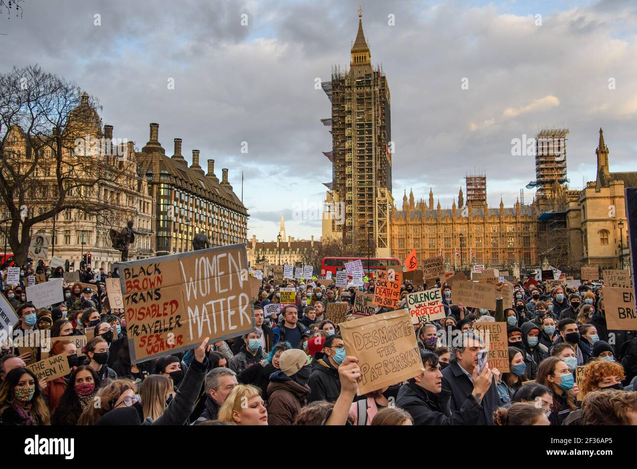 Londres, Royaume-Uni. 15 mars 2021. Des manifestants lors d'une réclamation dans les rues protestent, Parliament Square, dans le centre de Londres, en mémoire de Sarah Everard qui a disparu en rentrent à pied de l'appartement d'un ami le 3 mars. Date de la photo: Lundi 15 mars 2021. Crédit photo devrait lire crédit: Matt Crossick/Alamy Live News Banque D'Images
