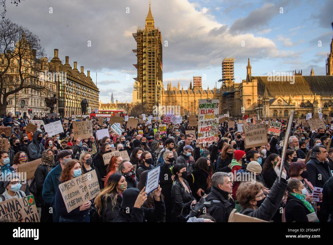 Londres, Royaume-Uni. 15 mars 2021. Des manifestants lors d'une réclamation dans les rues protestent, Parliament Square, dans le centre de Londres, en mémoire de Sarah Everard qui a disparu en rentrent à pied de l'appartement d'un ami le 3 mars. Date de la photo: Lundi 15 mars 2021. Crédit photo devrait lire crédit: Matt Crossick/Alamy Live News Banque D'Images