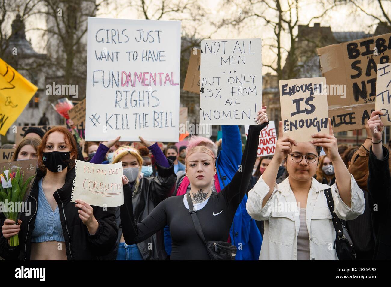 Londres, Royaume-Uni. 15 mars 2021. Des manifestants lors d'une réclamation dans les rues protestent, Parliament Square, dans le centre de Londres, en mémoire de Sarah Everard qui a disparu en rentrent à pied de l'appartement d'un ami le 3 mars. Date de la photo: Lundi 15 mars 2021. Crédit photo devrait lire crédit: Matt Crossick/Alamy Live News Banque D'Images