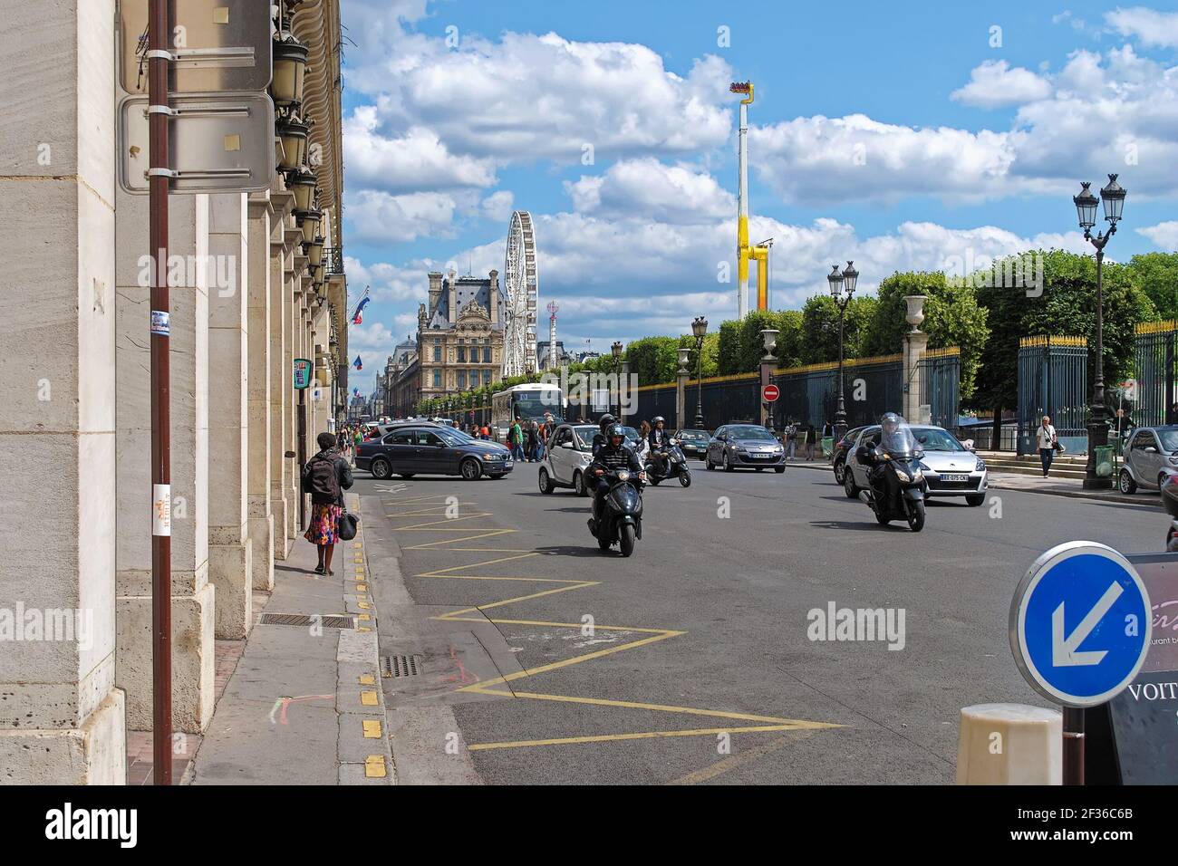 Paris, France, JUIN 22 : vue sur la rue de Rivoli et le jardin des Tuileries avec une roue de ferris le 22 juin 2012 à Paris. Banque D'Images
