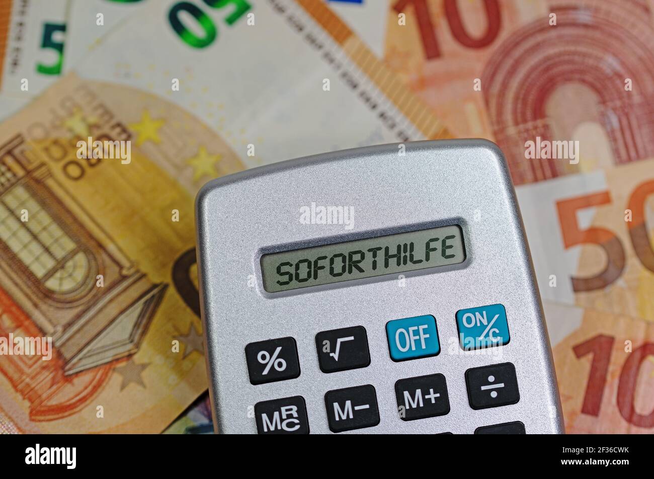 Calculatrice avec le mot 'sodirectt', translation'aide immédiate', à l'écran Banque D'Images