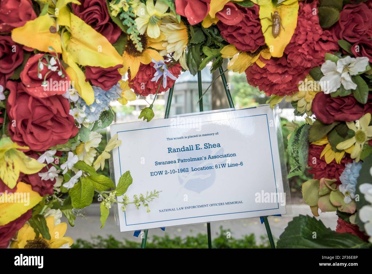 Washington DC, Memorial des officiers nationaux de l'application de la loi, fleurs de couronne Swansea Patrolman's Association, Banque D'Images