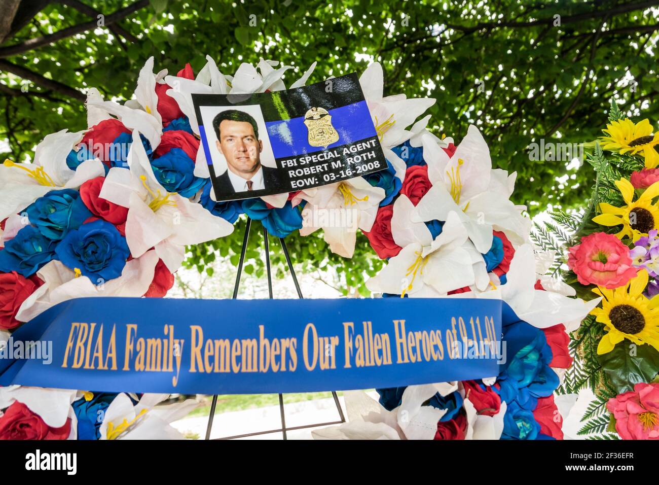 Washington DC, Mémorial des officiers nationaux de l'application de la loi, fleurs de couronne FBIAA Federal Bureau of Investigation agents Association, 911 9-1-1 Heroes, Banque D'Images