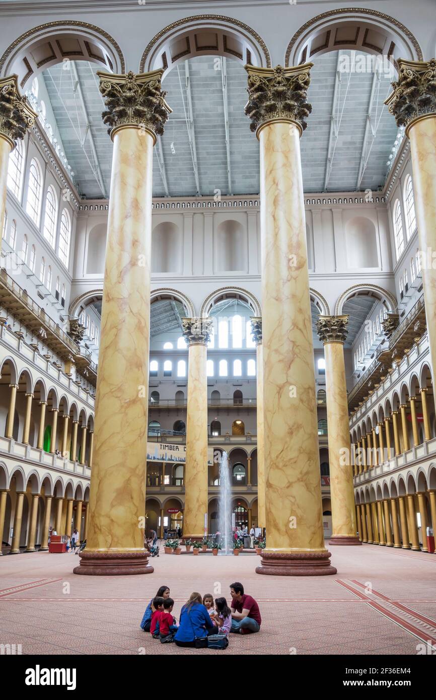 Washington DC, National Building Museum Pension Building, intérieur à l'intérieur d'un site historique national Great Hall colonnes corinthiennes arches, Banque D'Images