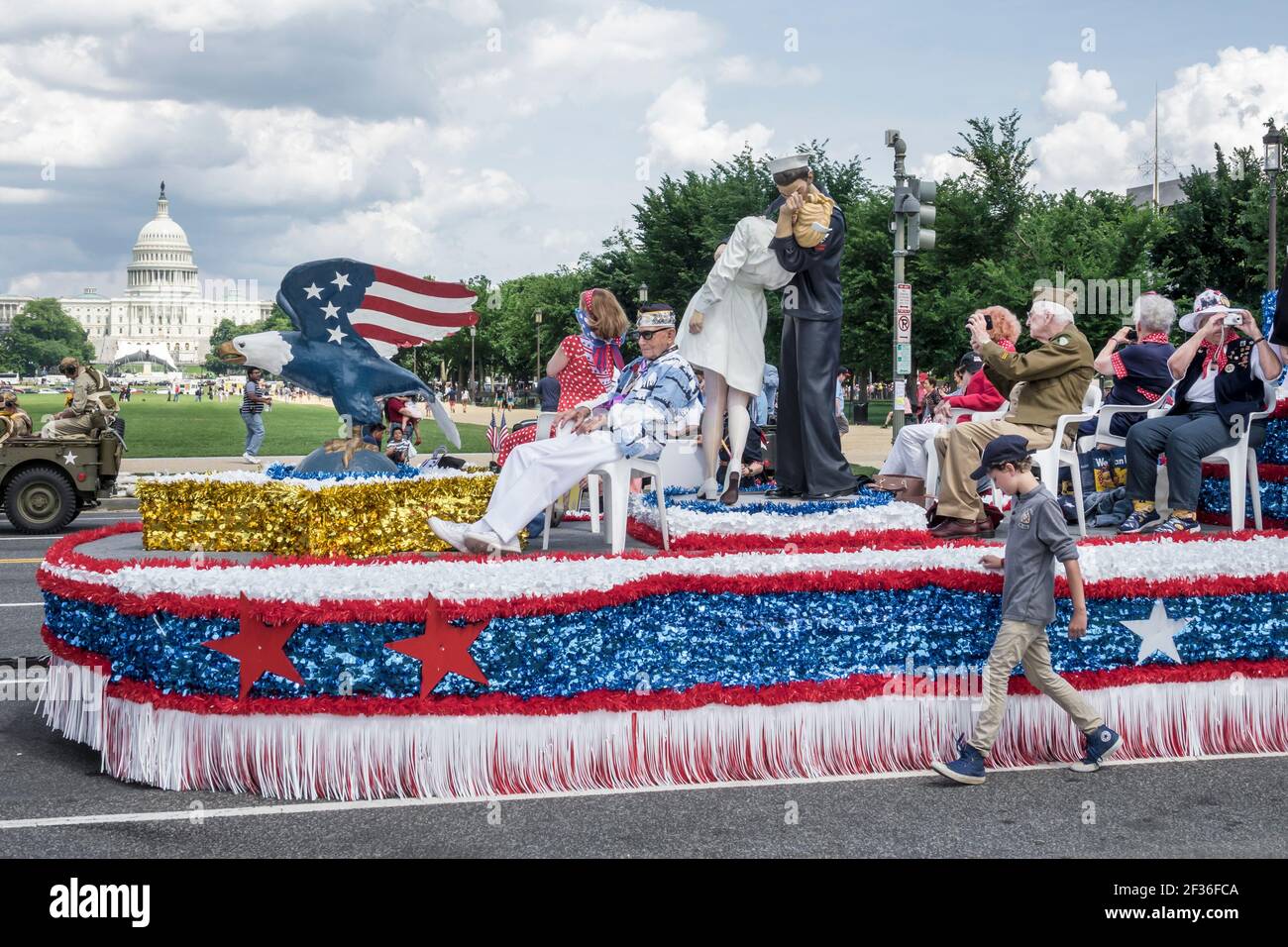 Washington DC, National Memorial Day Parade, World War II Wdeuxième Wdeuxième Float V-J Day The Kiss, anciens combattants bâtiment du Capitole des États-Unis, Banque D'Images