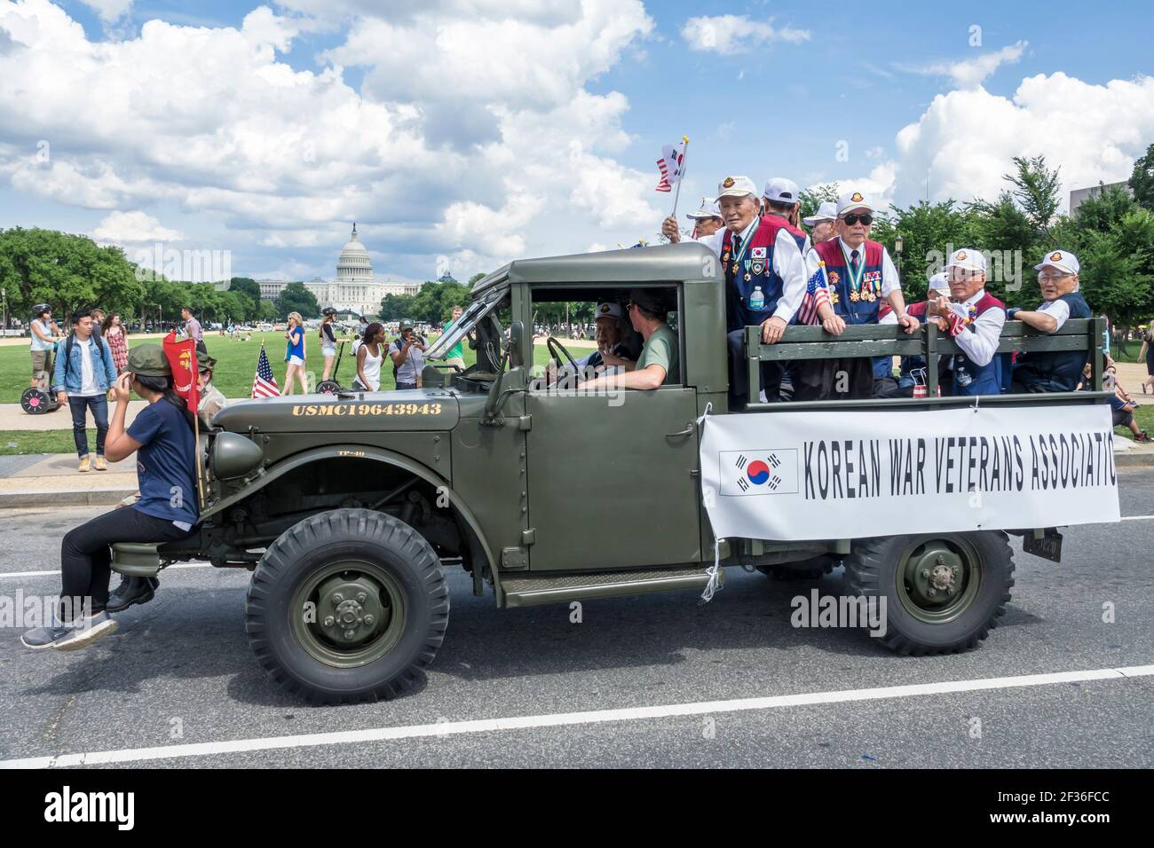 Washington DC, National Memorial Day Parade, Korean War Veterans Association asiatique senior hommes US Capitol Building, Banque D'Images