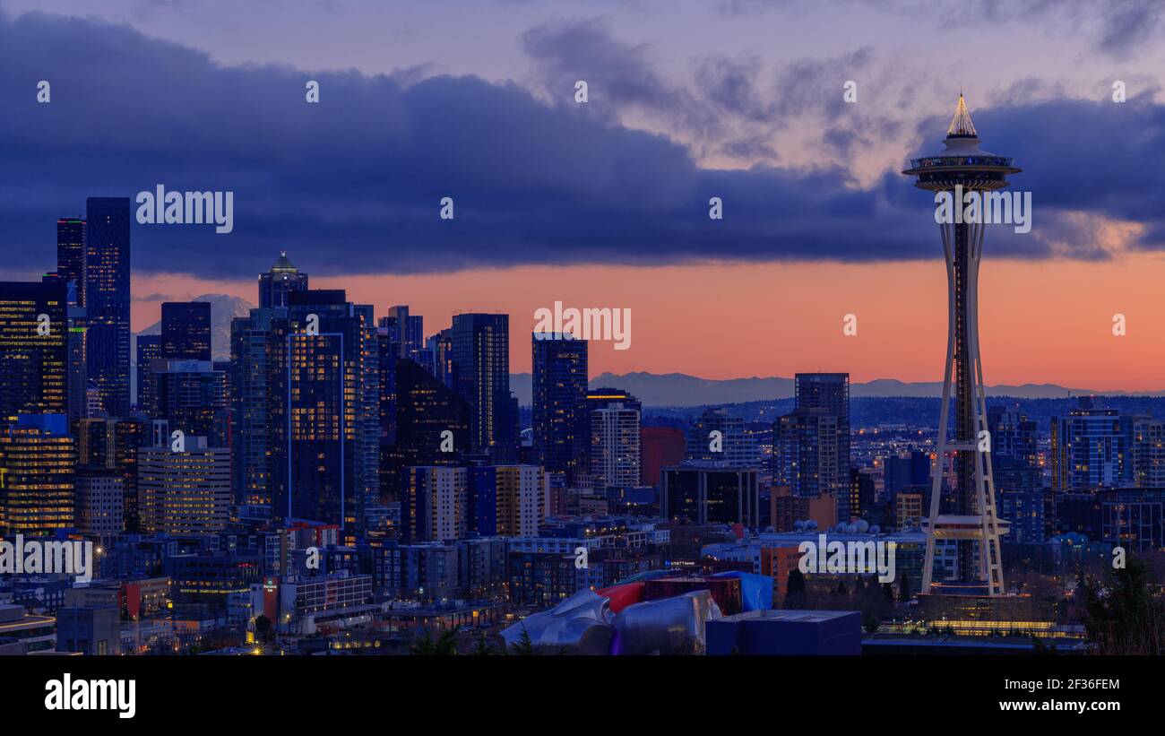 Centre-ville de Seattle, WA au crépuscule. Banque D'Images