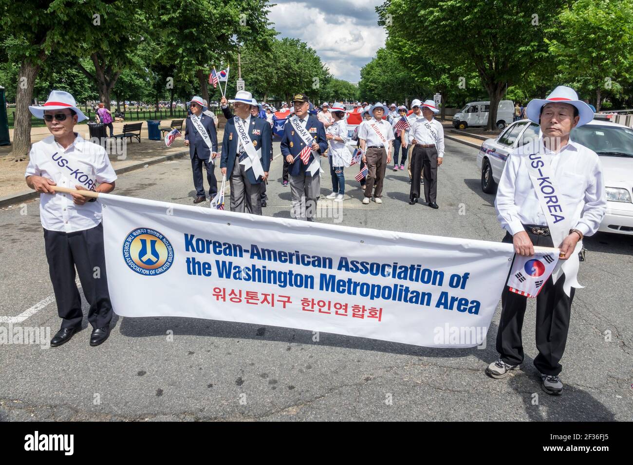 Washington DC, National Memorial Day Parade, Korean American Association banner Asian Men Holding, Banque D'Images