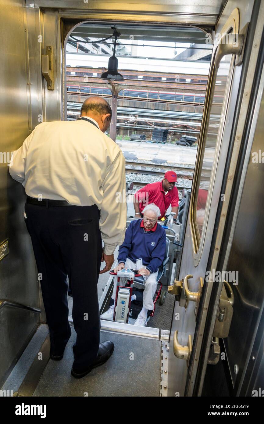 Washington DC, Union Station, gare ferroviaire Amtrak Silver Meteor Star, homme d'embarquement ascenseur pour personnes handicapées en fauteuil roulant, conducteur intérieur insid Banque D'Images