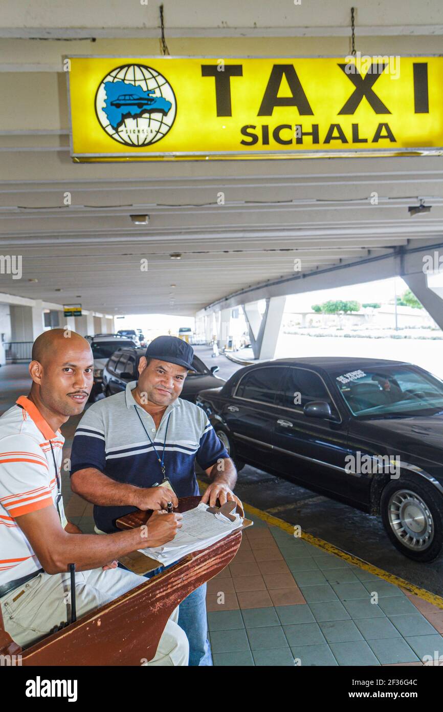 République dominicaine de Saint-Domingue, aéroport international de Las Américas SDQ, homme hispanique hommes transport terrestre service de taxi stand, Banque D'Images