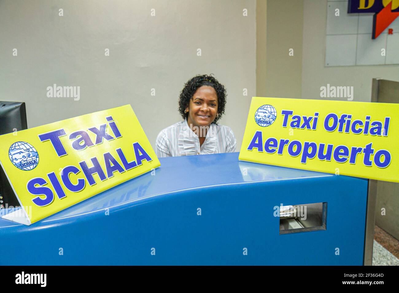 Santo Domingo République dominicaine, aéroport international de Las Américas SDQ, femme hispanique transport terrestre service de taxi employé signe Banque D'Images