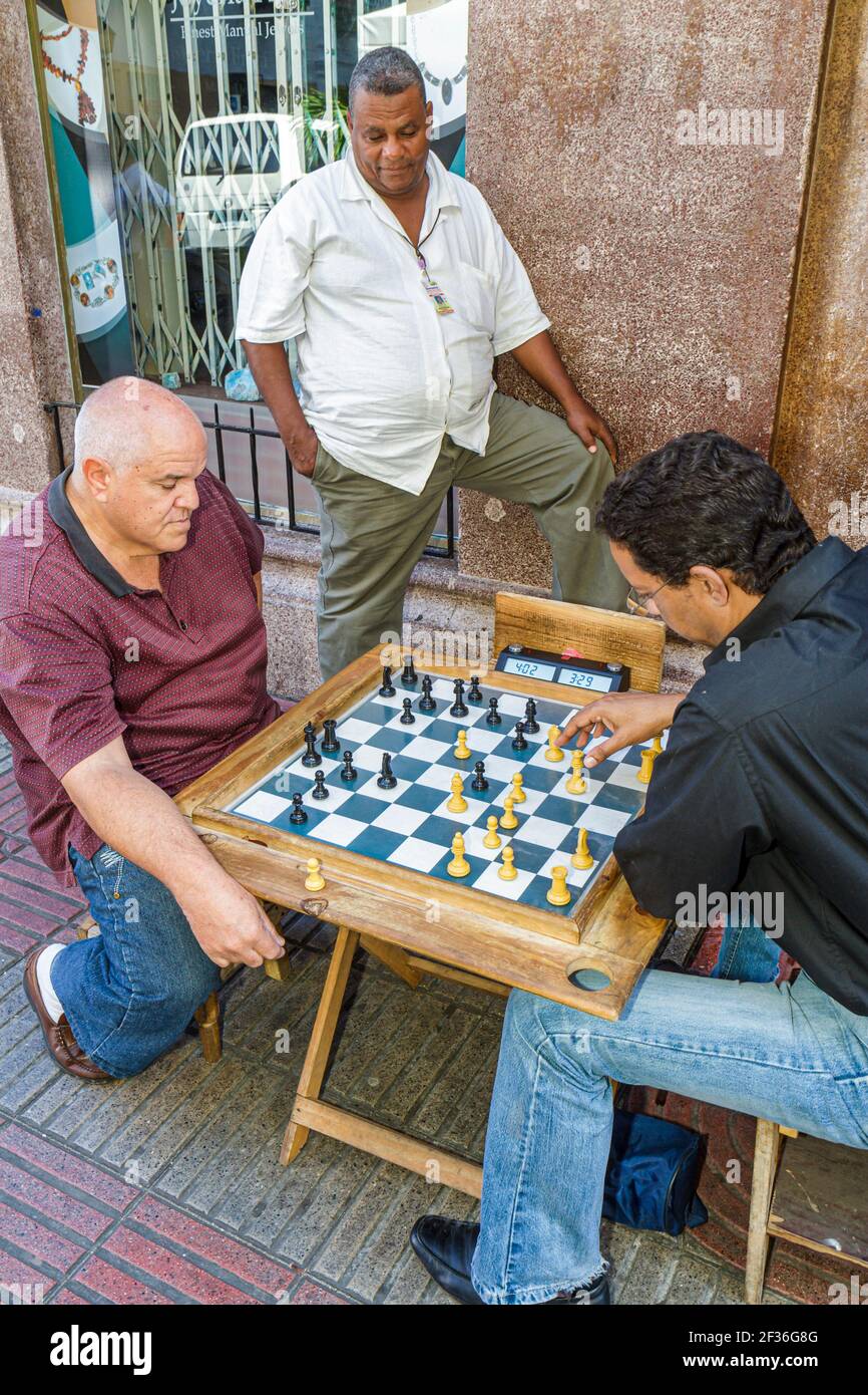 Santo Domingo République Dominicaine,Ciudad Colonia Zona Colonial,hispanique Calle el Conde Peatonal hommes jouant aux échecs jeu de Chessboard, Banque D'Images