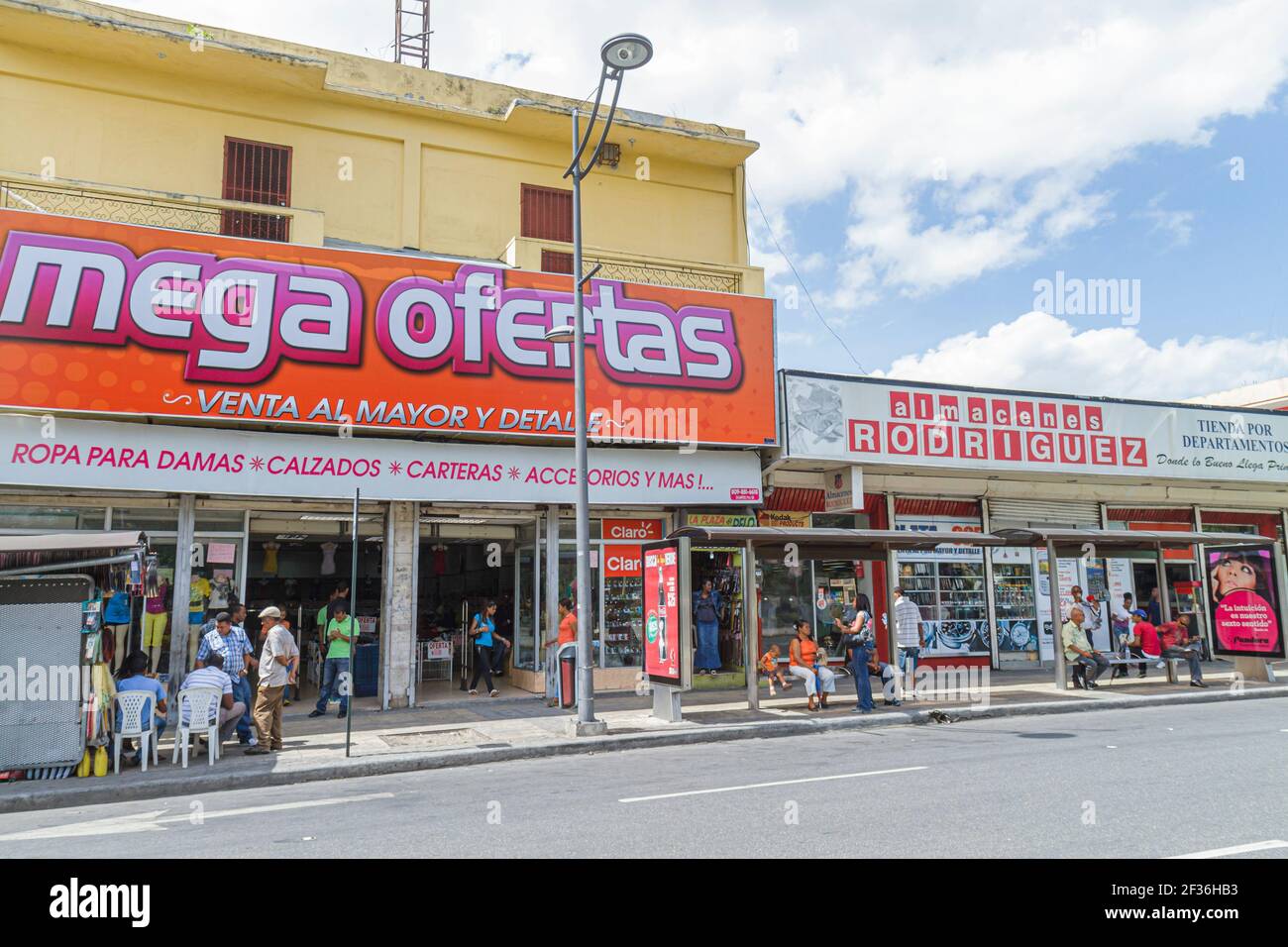 Saint-Domingue République dominicaine, Avenida Duarte quartier commerçant grand magasin, magasins langue espagnole scène de rue, Banque D'Images