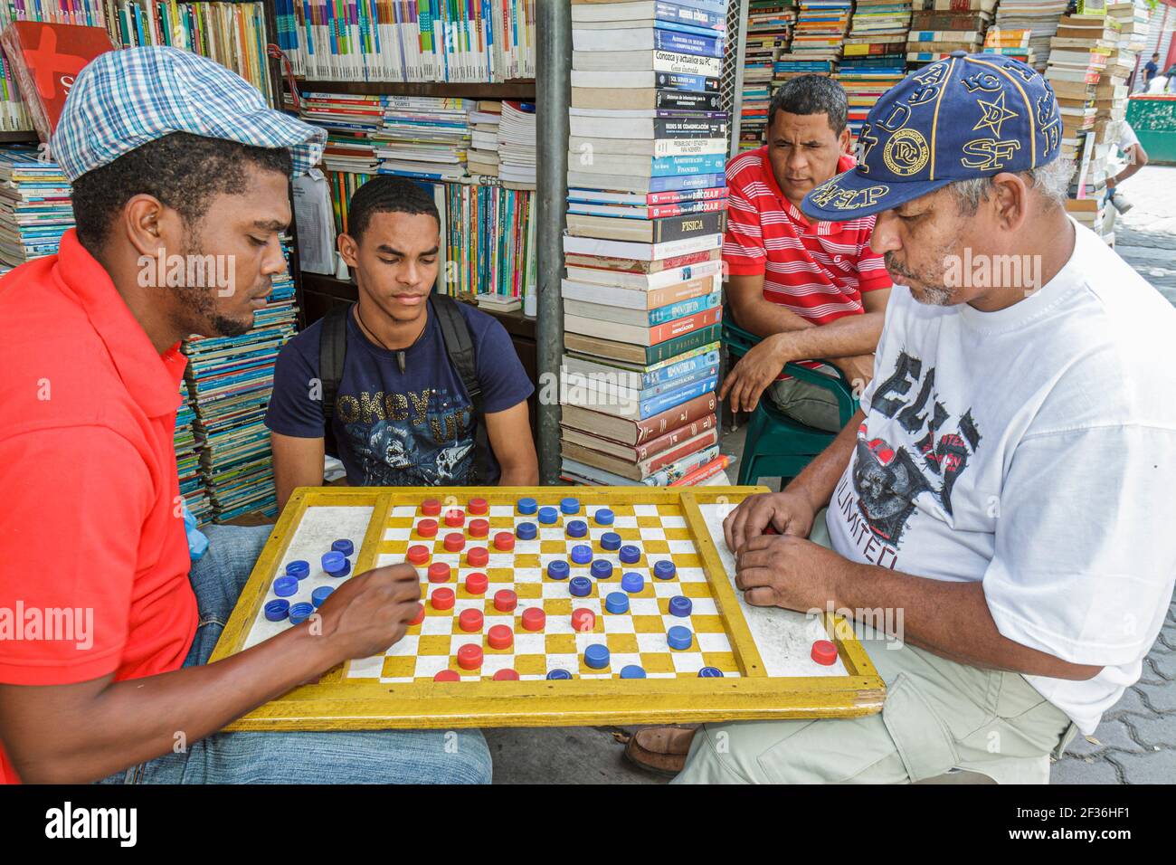 Saint-Domingue République dominicaine, Calle Caracas marché extérieur, livres d'occasion librairie hispanique Black hommes jouant aux dames, Banque D'Images