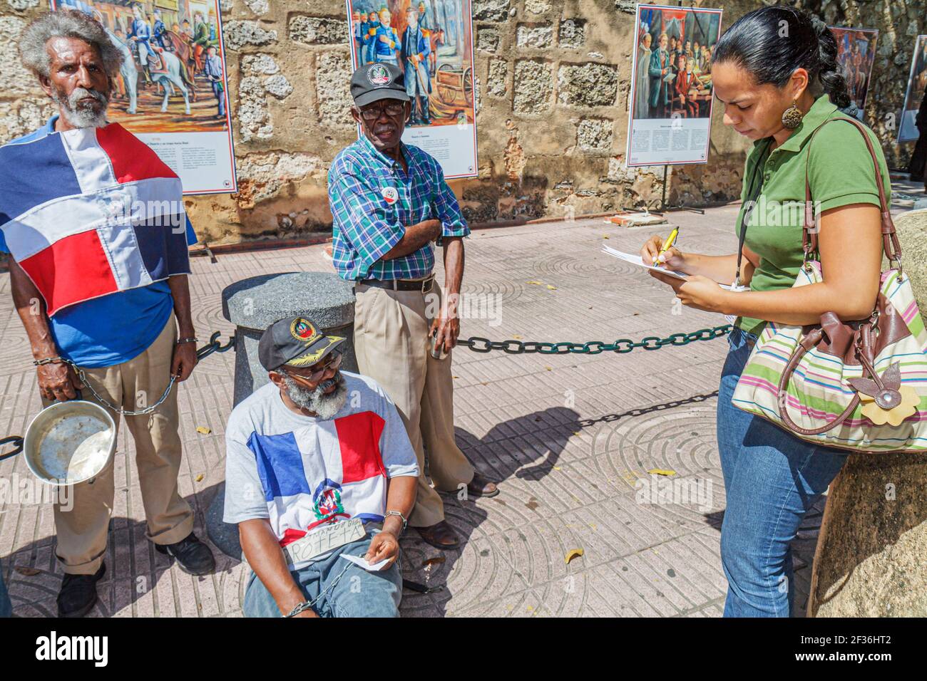 République dominicaine de Santo Domingo,Ciudad Colonial,Puerta Del Conde hommes hispaniques noirs les anciens combattants les mains chaînées, grève de la faim protstin Banque D'Images
