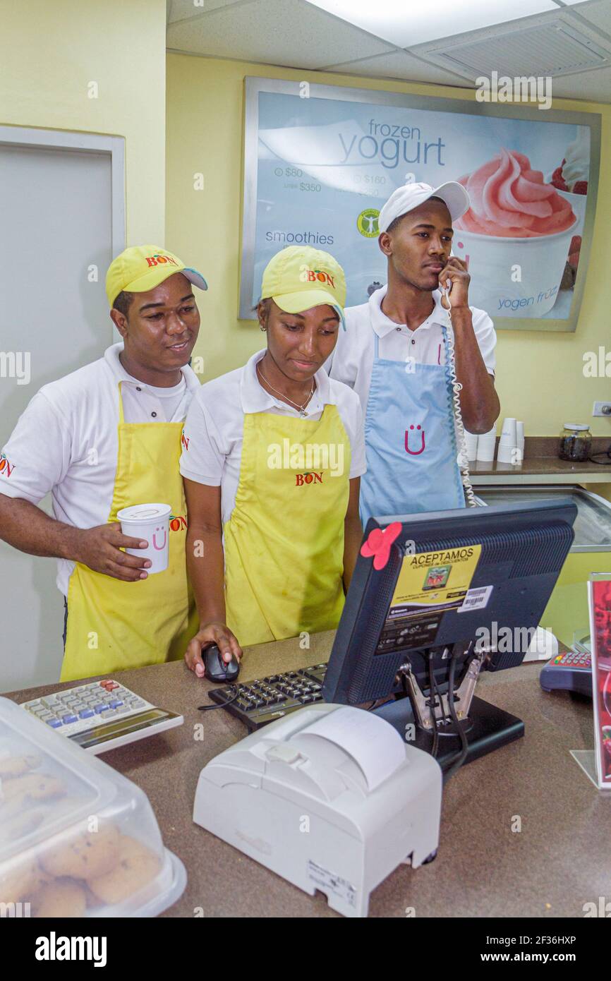 Santo Domingo République dominicaine, Ciudad Colonial Calle el Conde Peatonal, Helados bon yogourt yogourt yogourt magasin, Black Hispanic comptoir caissière travailleurs Banque D'Images