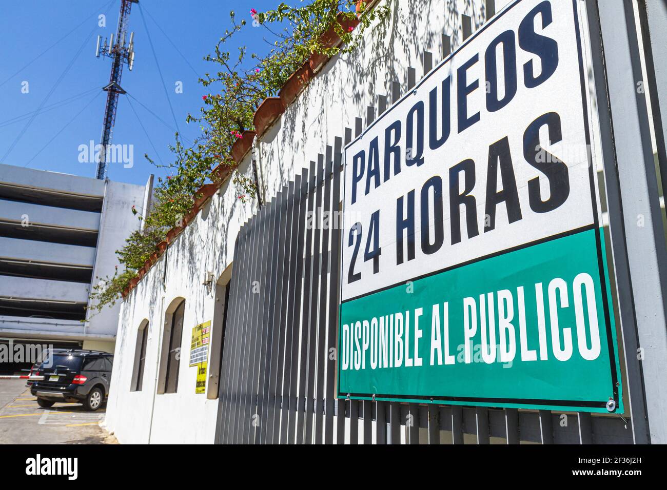 Saint-Domingue République dominicaine, Ciudad Colonia Zona Colonial, panneau entrée parking ouvert 24 heures sur 24, parking espagnol, Banque D'Images