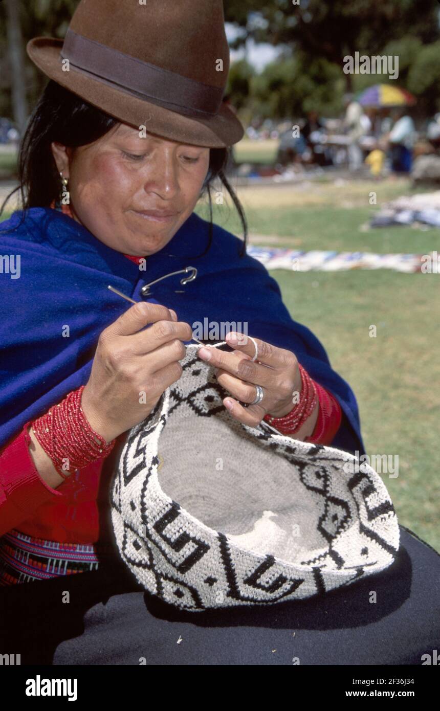 Quito Equateur Equatorien Amérique du Sud Parc américain Alameda, dimanche marché ouvert Femme indigène Cotopaxi, vend des arts & Banque D'Images