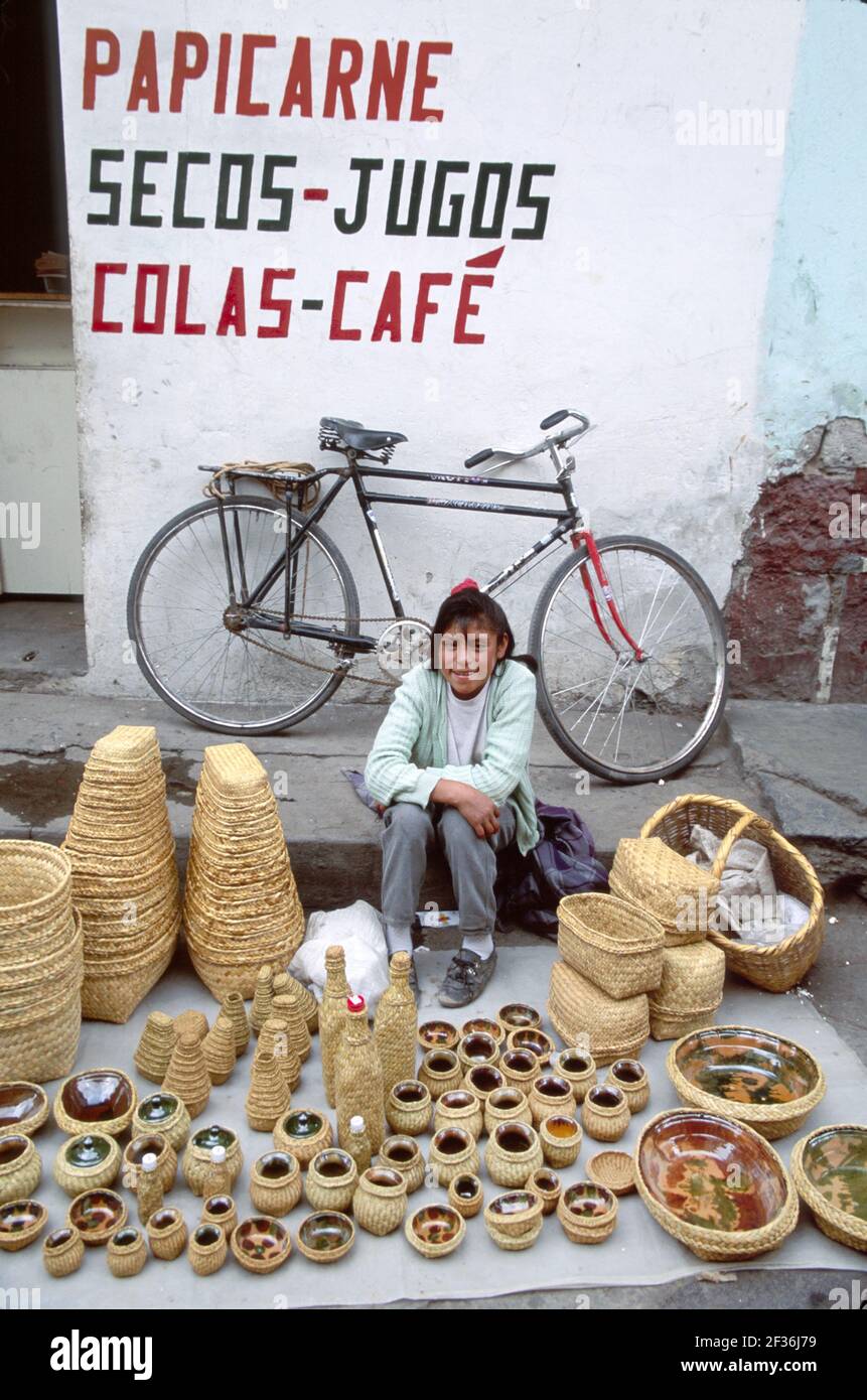 Équateur marché Otavalo Saquisili, Cotopaxi Chibuleos femme autochtone vendeur de rue vendant des paniers céramiques Banque D'Images