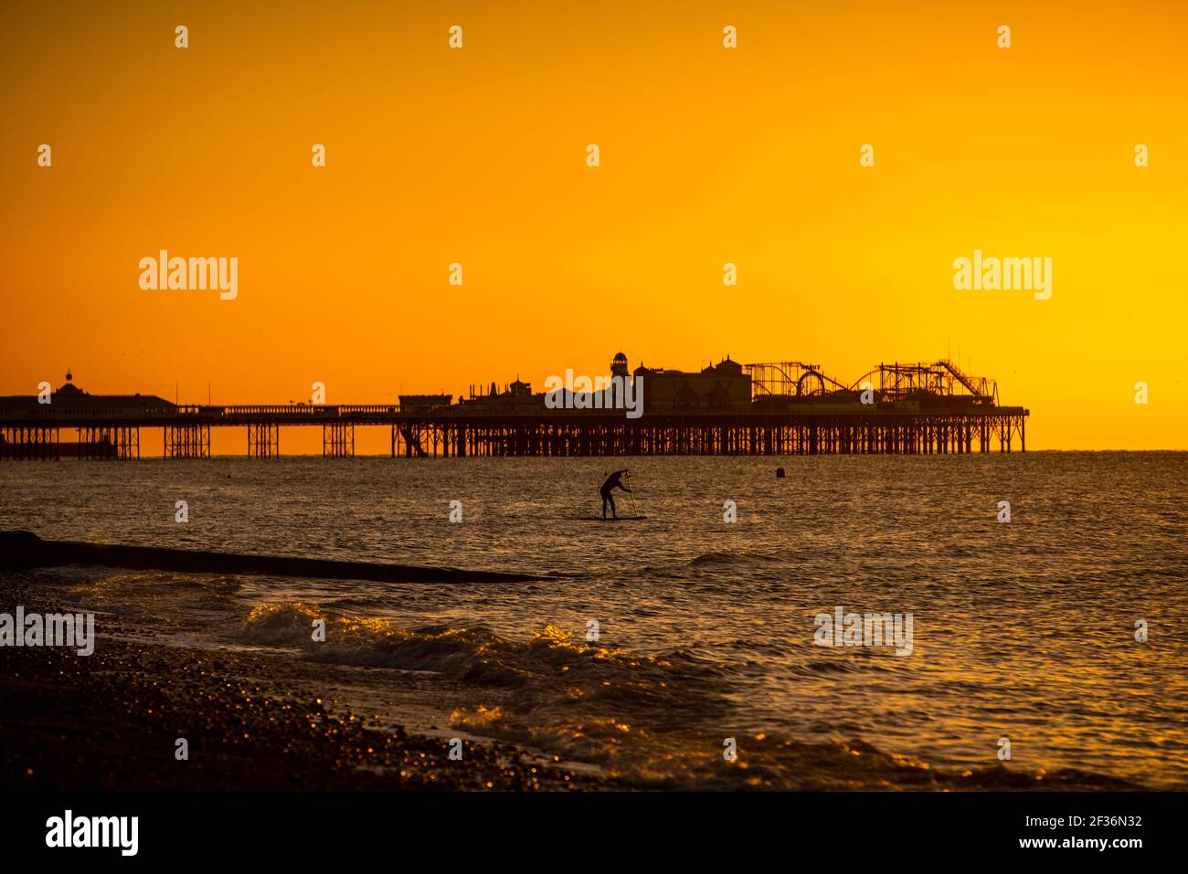 Membre du paddle-board public dans la mer à Brighton, dans l'est du Sussex Banque D'Images