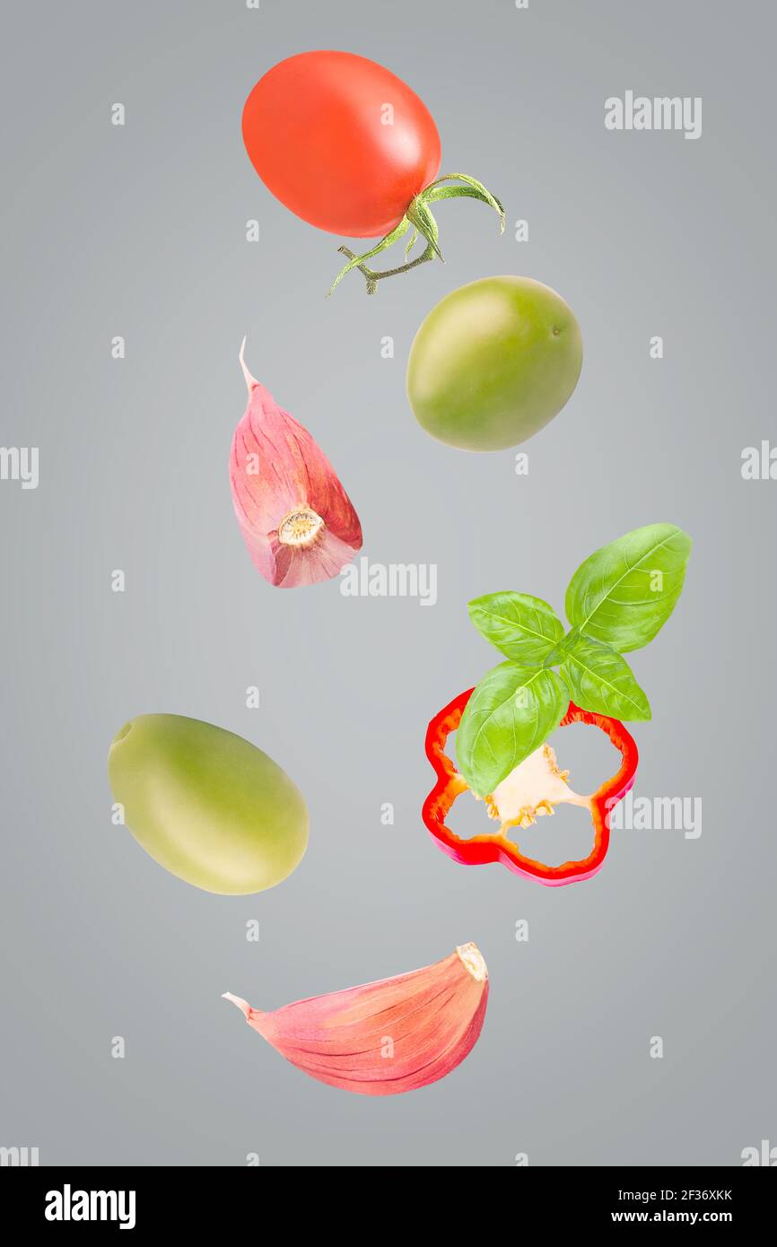 Sept pièces créatives d'ingrédients frais pour salade volante Banque D'Images