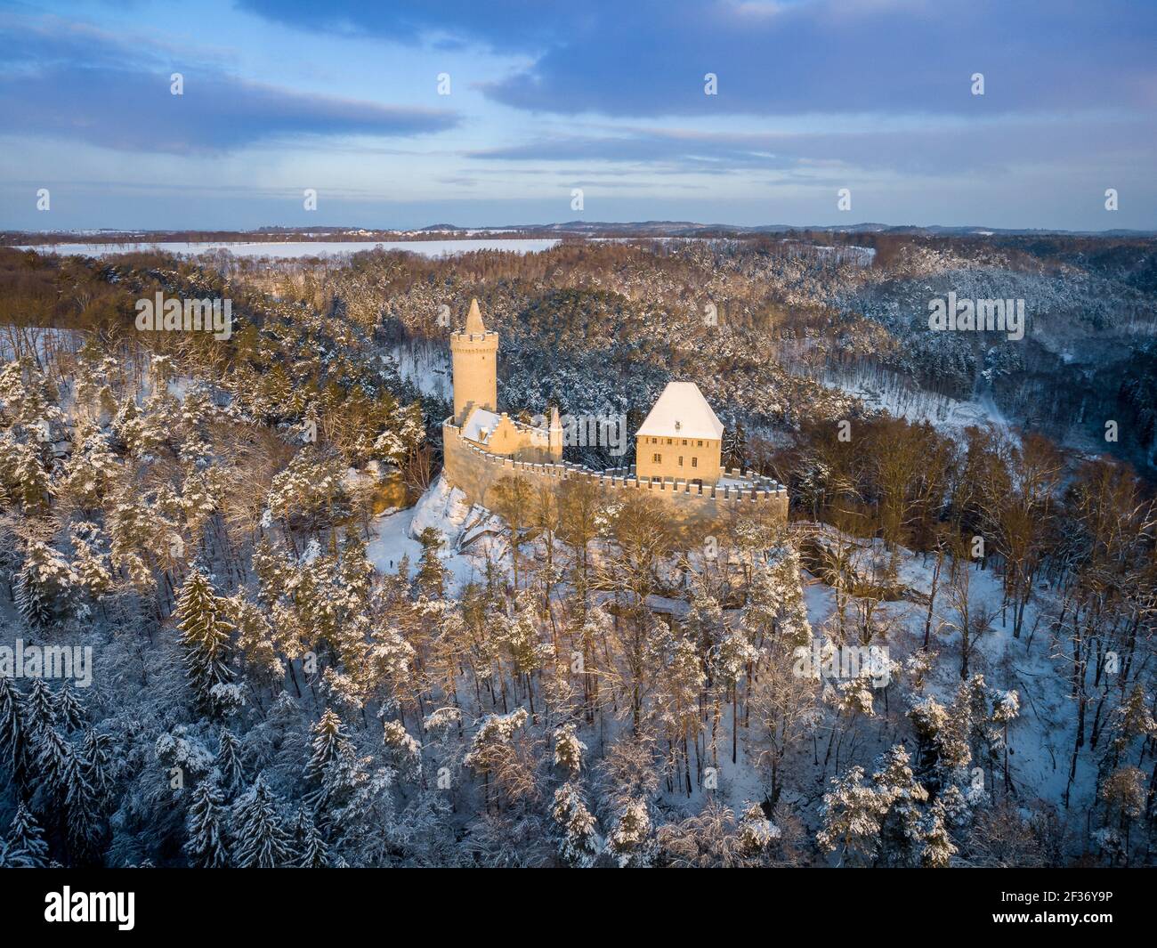 Vue aérienne du château médiéval de Kokorin en hiver au lever du soleil. Parc national de Kokorinsko à proximité de Prague en République tchèque. Europe centrale. Banque D'Images