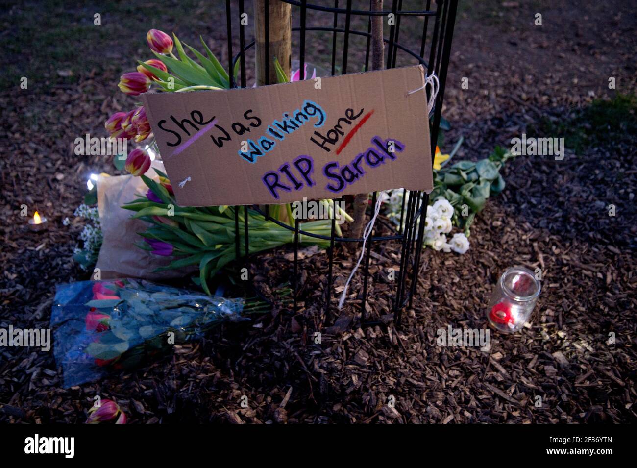 London Fields, Hackney 13/03/2021 Vigil pour Sarah Everard, un policier en service, a été accusé de son meurtre. Un écriteau indique qu'il était juste à pied Banque D'Images