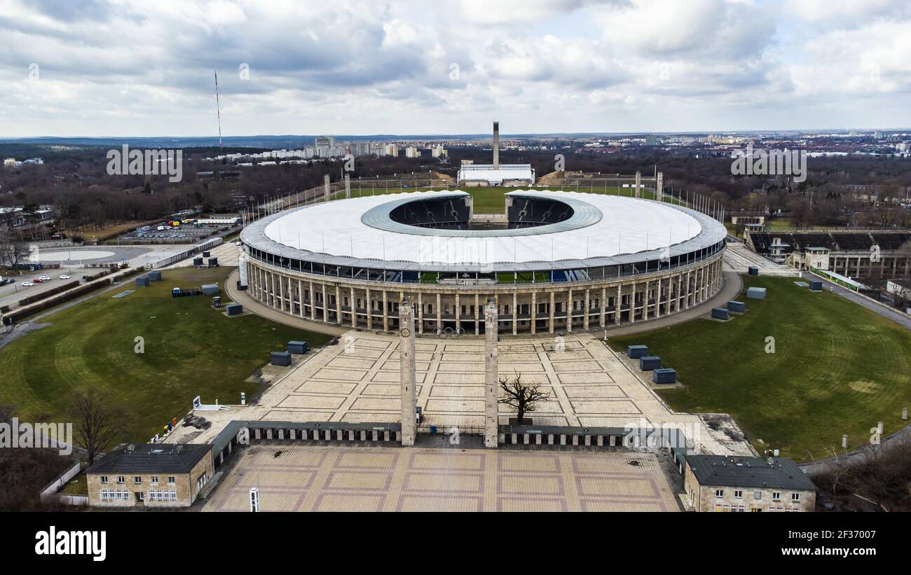 Olympiastadion Berlin à Olympiaplatz à Berlin - célèbre stade sportif - VILLE DE FRANCFORT, ALLEMAGNE - 11 MARS 2021 Banque D'Images